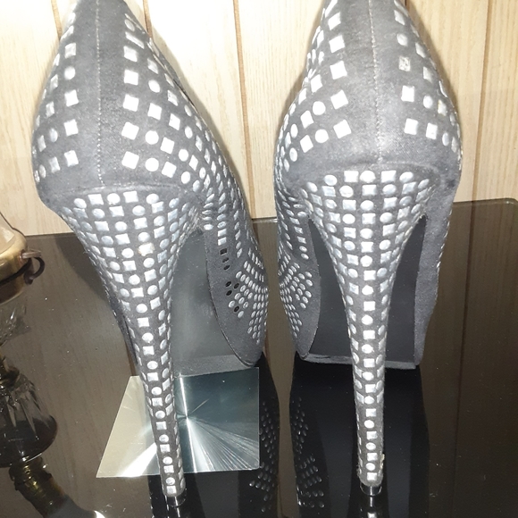 Great pair of very fashionable high heels - Picture 2 of 7